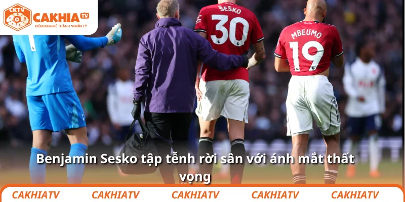 HLV Matjaz Kek chỉ trích MU xử lý Sesko: Quá cẩu thả! 3 Benjamin Sesko tập tễnh rời sân với ánh mắt thất vọng
