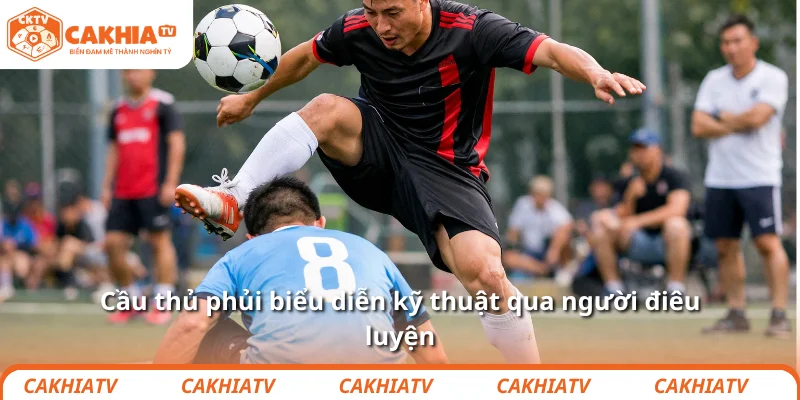 Bóng đá phủi – Khi đam mê không cần sân cỏ hoàn hảo 3 Cầu thủ phủi biểu diễn kỹ thuật qua người điêu luyện